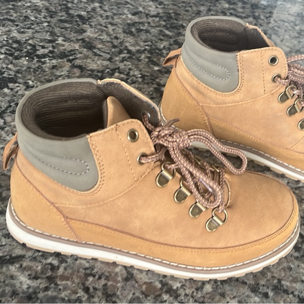 Children’s place boys boots sz 2